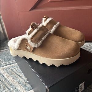 SOREL Viibe Cozy Suede Clog Size 6.5 BRAND NEW NEVER WORN